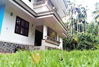 Woods Home Stay Athirappilly allows 18 year olds to book a room