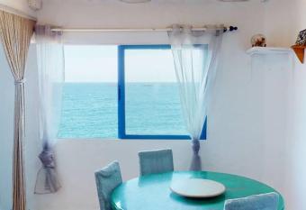 La casa con terraza privada sobre el mar allows 18 year olds to book a room