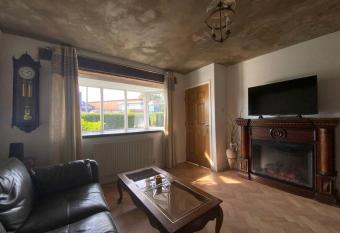 Rustic Elegance: Leeds home has Balcony rooms