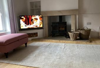 Jasmine Cottage has Balcony rooms