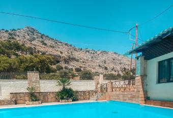 Theonia Apartments has Balcony rooms