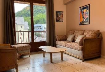 residence du chateau has Balcony rooms