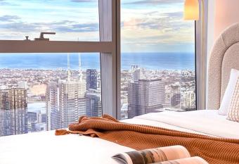 Skyline Serenity Lvl 61 CBD Luxury has rooms with a private hot tub