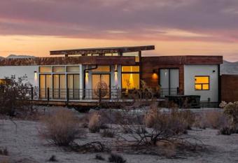 Panoramic Heaven ~ Luxury Designer Property w Spa allows 18 year olds to book a room