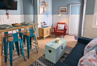 CoralBlu, stylish beachside flat - Fast Wi-Fi allows 18 year olds to book a room