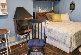 Cozy, Cute, Charming Private Guest Studio allows 18 year olds to book a room