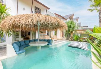 Villa Asri Canggu 3br, Poolside sofa & bar area has Balcony rooms