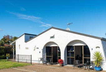 Central Inn Taupo has Balcony rooms