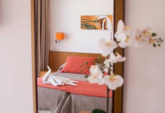 Hostal Los Pinos has Balcony rooms