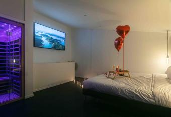 Le S  lection Spa allows 18 year olds to book a room