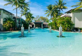 Paradise Escape - Poolside Ground Floor - Sea Temple Resort and Spa has rooms with a private hot tub