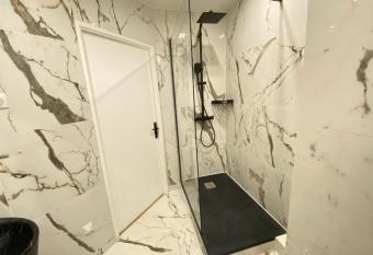 Love Room Luxury Jaccuzi has rooms with a private hot tub