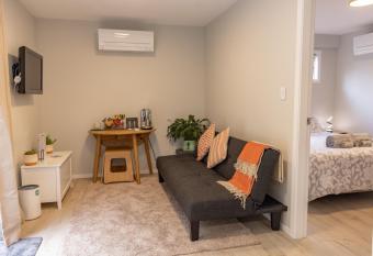 Back Garden Flat with Free On Street Parking and Fiber WIFI - 15 mins to Ferry, Stadium, CBD allows 18 year olds to book a room