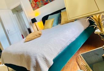 H  tel VCB Ciney Centre-ville allows 18 year olds to book a room