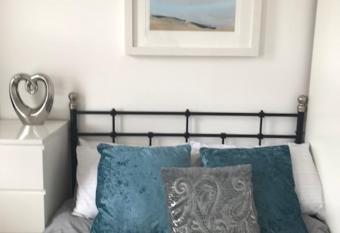 Lovely light Studio near London Heathrow Airport - Flat 4 allows 18 year olds to book a room