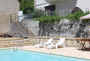 Chambres d h  tes La Fontaine allows 18 year olds to book a room