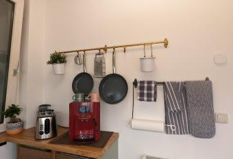 Allroom: Moderne Eleganz trifft Vintage-Chic! allows 18 year olds to book a room