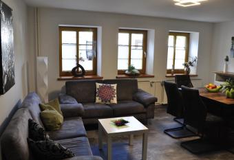 Ferien/Monteurwohnung Volling allows 18 year olds to book a room