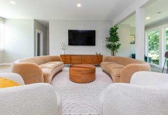 The Dogwood has Balcony rooms