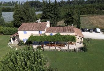 Mas Clement - Chambre et table d h  tes allows 18 year olds to book a room