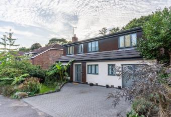 Bassett Retreat has Balcony rooms
