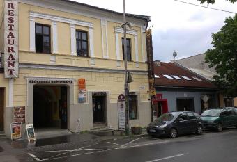 Penzi  n Mar  na pri Slovenskej re  taur  cii allows 18 year olds to book a room