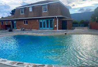 Daydream Mountain Art Chateau has rooms with a private hot tub