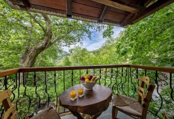 Palios Stathmos has Balcony rooms