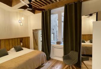 Les Balcons de Guignol has rooms with a private hot tub