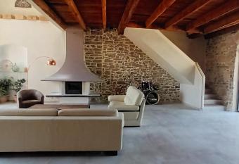 L   ph  m  re has Balcony rooms