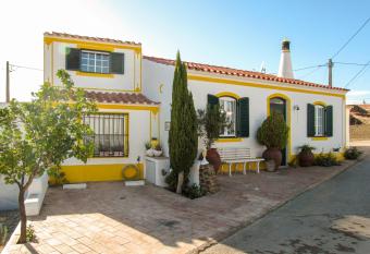 Charming Countryside Home with Fireplace & Patio has rooms with a private hot tub