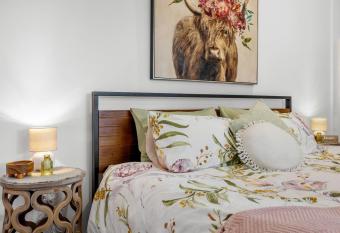 Little Sunshine - Private acreage Guest Home allows 18 year olds to book a room