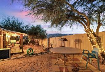 Littlehorn Oasis - Charming 1940s Bungalow with Hot Tub has rooms with a private hot tub