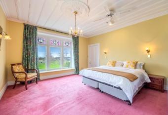 Aachen House has rooms with a private hot tub