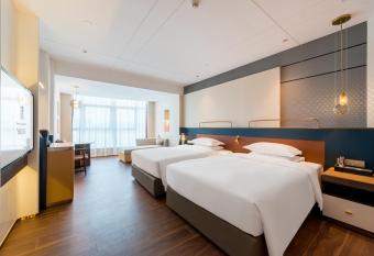 Mehood Elegant Hotel - Guangzhou Baiyun Airport Huadu Cultural Tourism City Branch has rooms with a private hot tub