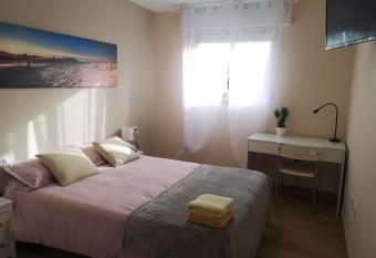 Piso completo grande 6 habitaciones, 13 plazas allows 18 year olds to book a room