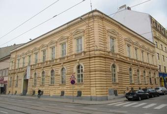 Central Party Location/Dormitory 100 m2 Souterrain allows 18 year olds to book a room