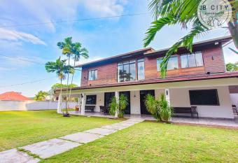 Serene Hill Tropical Villa by JBcity Home has rooms with a private hot tub