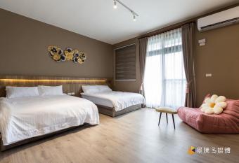 Tangerine House has Balcony rooms