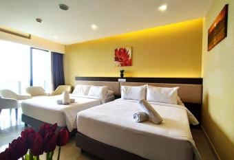 TopGenting SkyViewSuite4Pax @GrdIonDelmn allows 18 year olds to book a room