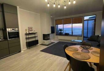 Straight on beach, Old Town 15min, sauna in unit. has rooms with a private hot tub