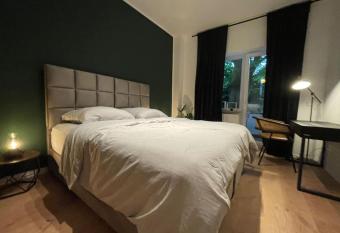 Central   Balcony   Messe   Uniklinik perfect for 2 allows 18 year olds to book a room