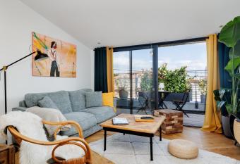 Loft contemporain    2 pas du centre has Balcony rooms