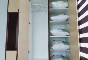 Palmyra Residence has rooms with a private hot tub