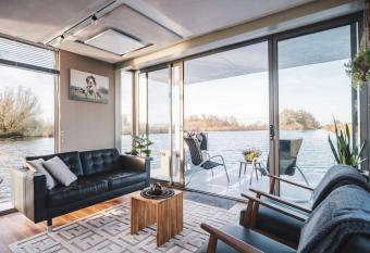 AquaHome - Bijzonder overnachten op een houseboat in Woudrichem aan de afgedamde Maas has Balcony rooms