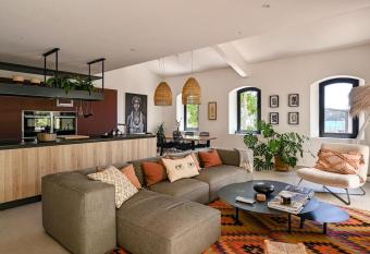 La plage et les commerces    pieds ! has Balcony rooms