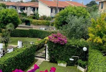 Casa a schiera con giardino condominiale has Balcony rooms