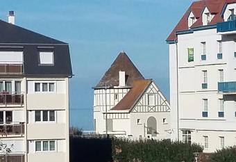 Petite vue mer has Balcony rooms