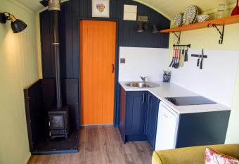 The Gambo Shepherd s Hut has rooms with a private hot tub