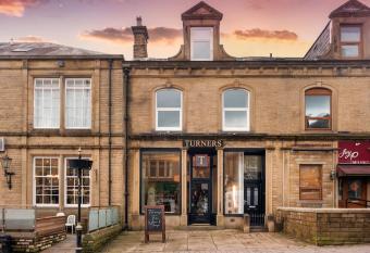Turners Albert Road Basement Apartment has Balcony rooms